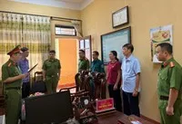 Cơ quan tố tụng tống đạt các quyết định, lệnh tố tụng đối với bị can Văn Mạnh Thắng, Chủ tịch UBND xã Thạch Khoán.