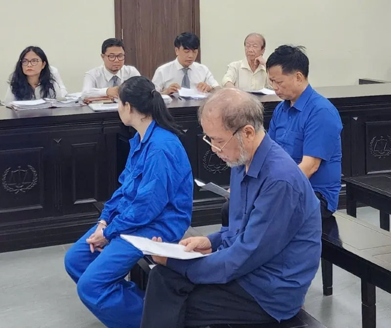 Các bị cáo tại phiên tòa sơ thẩm, mở lại hồi tháng 5/2025.