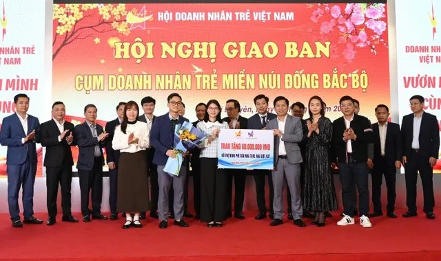 Câu lạc bộ Đầu tư và khởi nghiệp Doanh nhân trẻ Việt Nam trao tặng kinh phí xây dựng nhà tình nghĩa