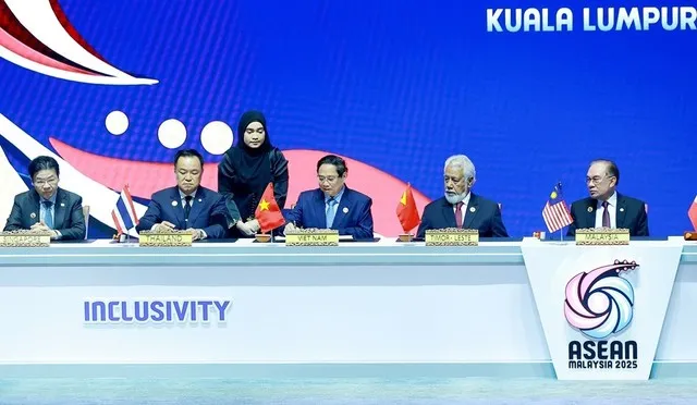 Thủ tướng Phạm Minh Chính cùng lãnh đạo các nước ASEAN ký Tuyên bố kết nạp Timor-Leste vào ASEAN. Ảnh: Dương Giang-TTXVN.