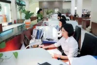 Công chức Kho bạc Nhà nước khu vực V kiểm soát chứng từ thanh toán vốn trên dịch vụ công trực tuyến. Ảnh: Đức Minh.