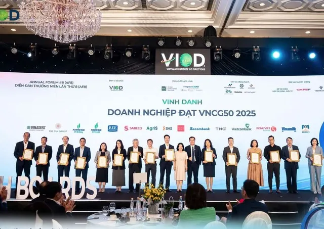 Đại diện TNG (thứ 5 từ phải sang) nhận VNCG50 2025