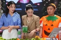 Các bị cáo bị đưa ra xét xử về tội lừa dối khách hàng.