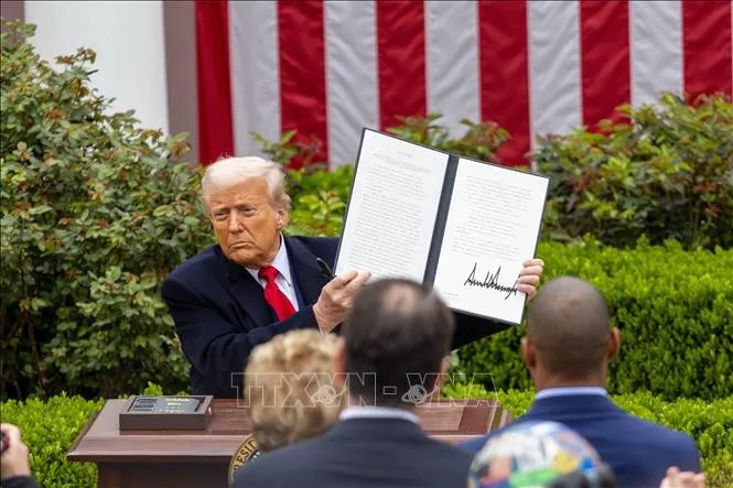 Tổng thống Mỹ Donald Trump ký sắc lệnh áp mức thuế đối ứng mới tại Nhà Trắng, ngày 2/4/2025. Ảnh minh họa: THX/TTXVN