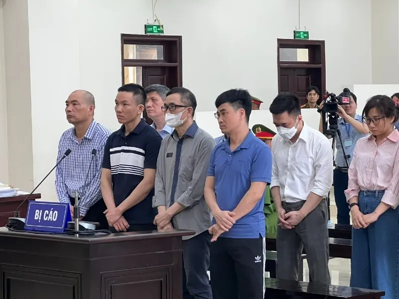 Các bị cáo trong phiên xét xử phúc thẩm.