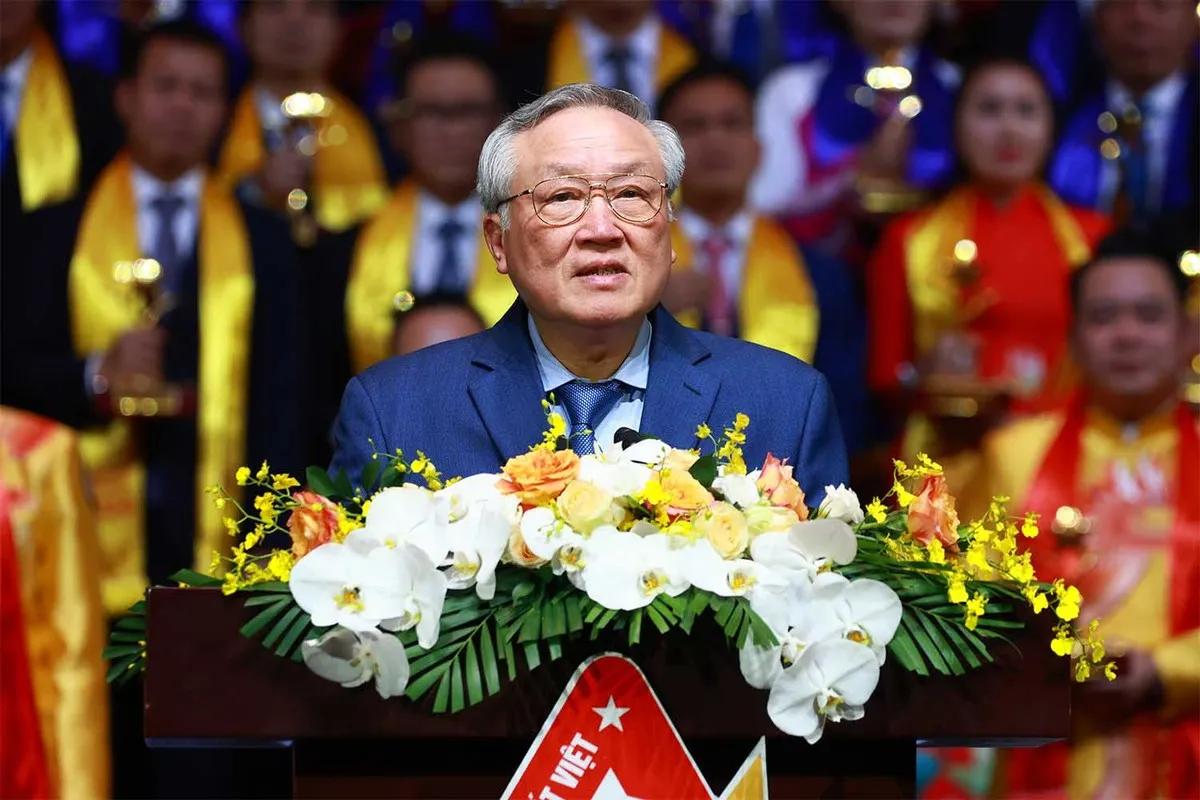 Phó thủ tướng Thường trực Chính phủ Nguyễn Hòa Bình nhấn mạnh: Lễ trao Giải thưởng Sao Vàng đất Việt năm 2024 không chỉ là dịp tôn vinh các doanh nhân xuất sắc, mà còn là cơ hội nhìn lại những thành tựu đáng tự hào mà doanh nhân đã cống hiến cho đất nước.
