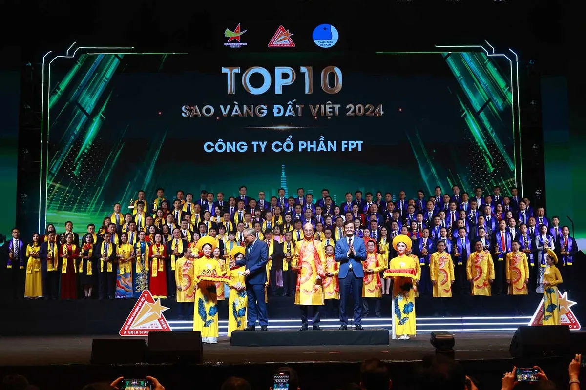 Phó thủ tướng thường trực Nguyễn Hòa Bình và Bí thư thứ nhất Trung ương Đoàn Bùi Quang Huy trao Top 10 Sao Vàng đất Việt 2024 cho Công ty cổ phần FPT (FPT).