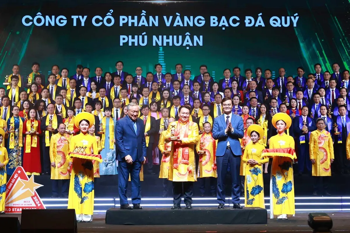 Phó thủ tướng thường trực Nguyễn Hòa Bình và Bí thư thứ nhất Trung ương Đoàn Bùi Quang Huy trao Top 10 Sao Vàng đất Việt 2024 cho Công ty Cổ phần Vàng bạc Đá quý Phú Nhuận (PNJ).