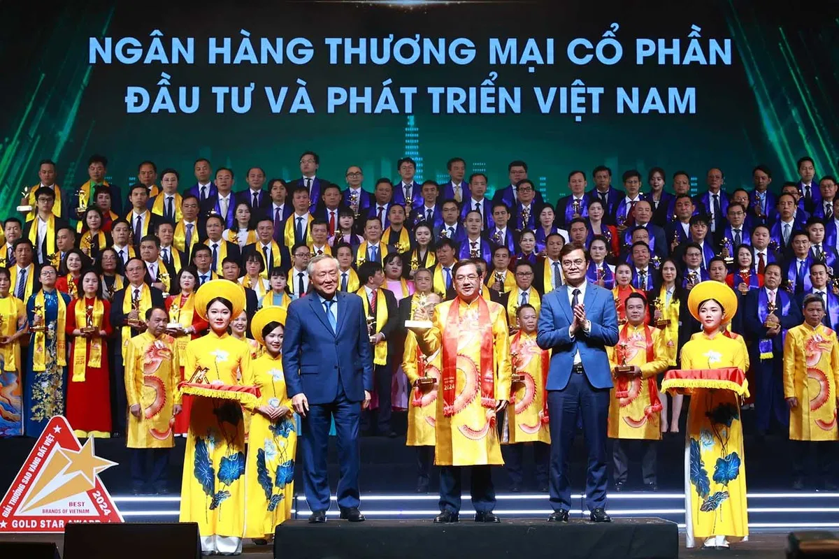 Phó thủ tướng thường trực Nguyễn Hòa Bình và Bí thư thứ nhất Trung ương Đoàn Bùi Quang Huy trao Top 10 Sao Vàng đất Việt cho Ngân hàng Thương mại Cổ phần Đầu tư và Phát triển Việt Nam (BIDV).
