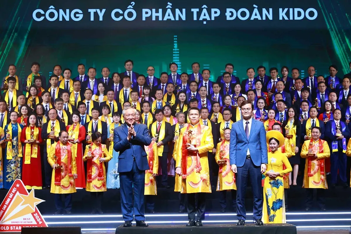 Phó thủ tướng thường trực Nguyễn Hòa Bình và Bí thư thứ nhất Trung ương Đoàn Bùi Quang Huy trao Top 10 Sao Vàng đất Việt 2024 cho Công ty cổ phần Tập đoàn KIDO (KIDO GROUP).