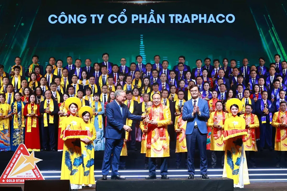 Phó thủ tướng thường trực Nguyễn Hòa Bình và Bí thư thứ nhất Trung ương Đoàn Bùi Quang Huy trao Top 10 Sao Vàng đất Việt 2024 Công ty cổ phần Traphaco (TRAPHACO).