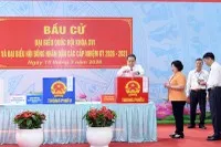 Chủ tịch Quốc hội Trần Thanh Mẫn, Chủ tịch Hội đồng Bầu cử quốc gia bỏ phiếu tại khu vực bỏ phiếu số 14, xã Hóc Môn, Thành phố Hồ Chí Minh (Ảnh: Lâm Hiển).