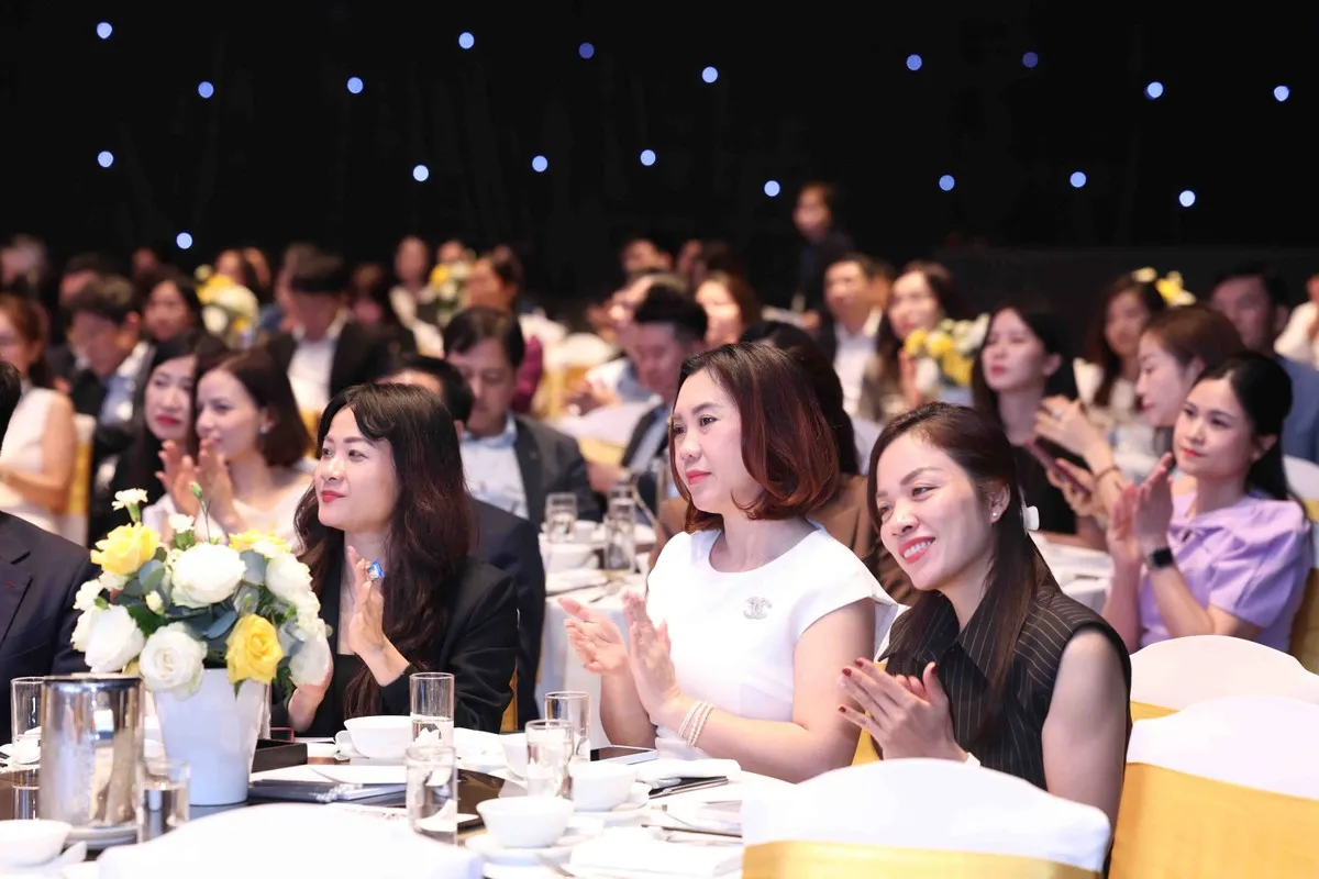 300 đại biểu từ các doanh nghiệp niêm yết, công ty chứng khoán, quỹ đầu tư và các định chế tài chính.