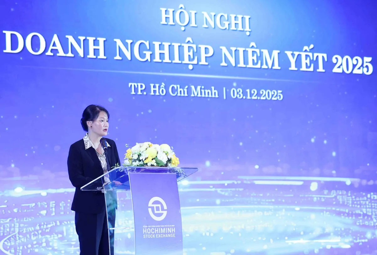 Bà Nguyễn Thị Việt Hà - Quyền Chủ tịch Công ty, Sở GDCK TPHCM phát biểu tại Hội nghị, năm 2025 là một năm đặc biệt, đánh dấu 25 năm thị trường chứng khoán Việt Nam chính thức đi vào hoạt động và cũng là chặng đường 25 năm giữ vững giá trị, niềm tin của HOSE.