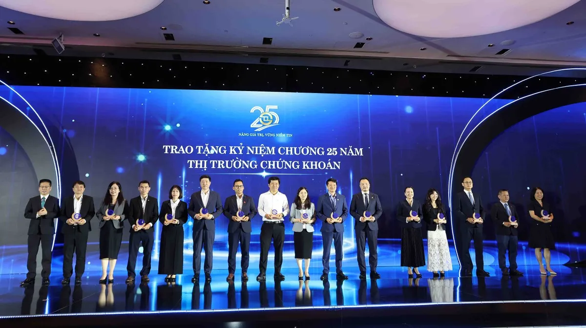 Sở Giao dịch Chứng khoán TP. HCM tri ân và trao tặng kỷ niệm chương vinh danh cho các thành viên thị trường.