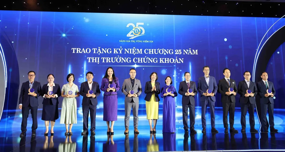 Bà Trần Anh Đào , Phó tổng giám đốc phụ trách, Sở Giao dịch Chứng khoán TP.HCM trao kỷ niệm chương cho các đại diện công ty niêm yết.