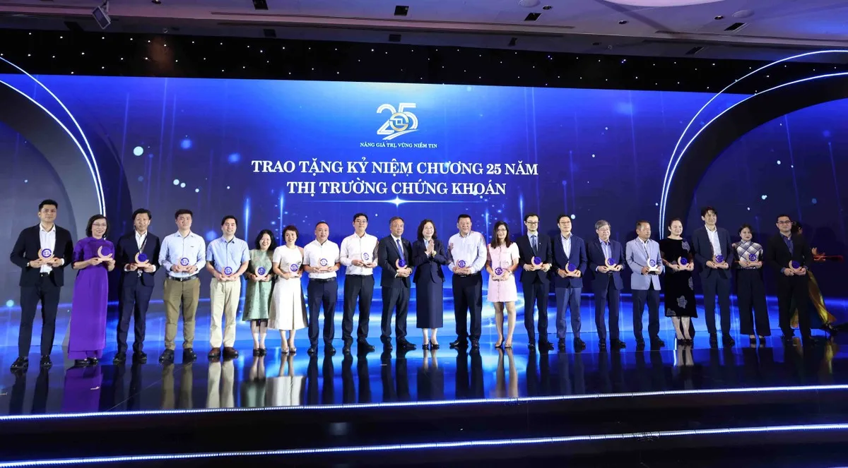 Bà Vũ Thị Chân Phương, Chủ tịch Uỷ ban Chứng khoán trao kỷ niệm chương cho đại diện công ty quản lý quỹ, công ty kiểm toán, đơn vị báo đài và các đơn vị đã đồng hành cùng Sở GDCK TP. HCM.