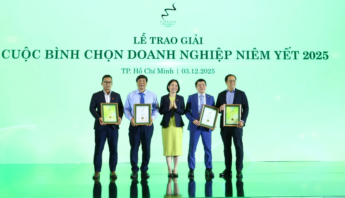 Bà Trần Anh Đào, Phó tổng giám đốc phụ trách Sở Giao dịch Chứng khoán TP.HCM trao giải cho 4 doanh nghiệp Tiến bộ vượt trội có sự cải tiến vượt bậc trong 3 hạng mục giải Báo cáo thường niên, Báo cáo Phát triển bền vững và Quản trị công ty.