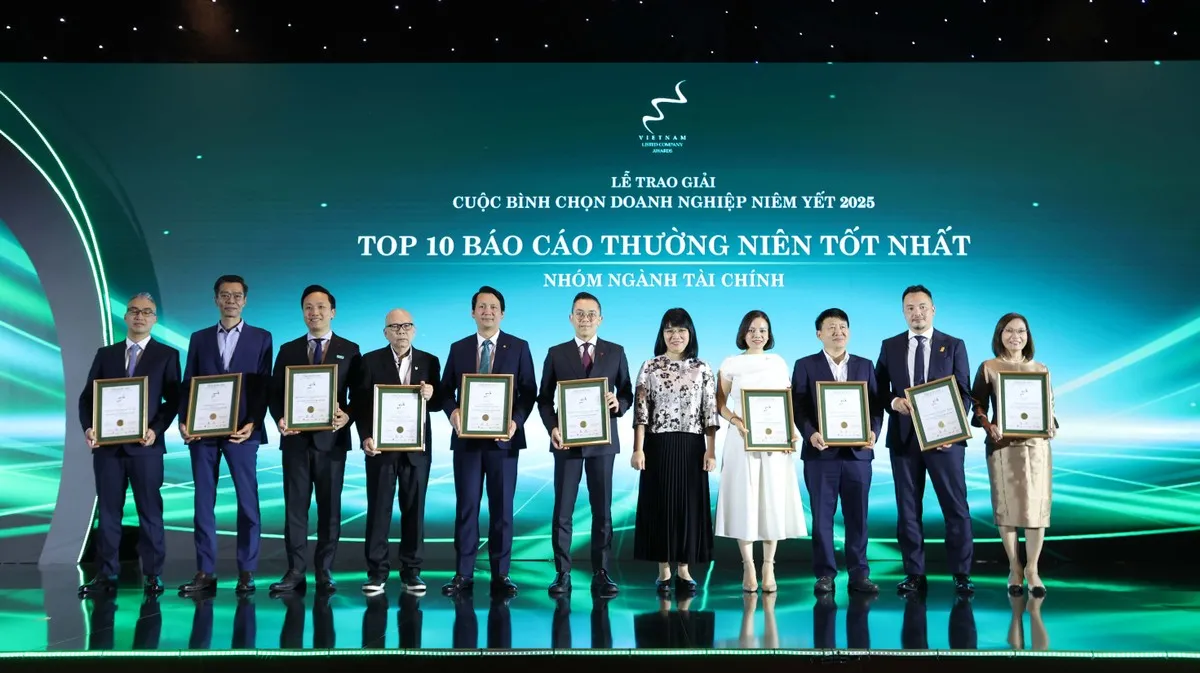 Bà Vũ Thị Thúy Ngà, Phó tổng giám đốc phụ trách Sở Giao dịch Chứng khoán Hà Nội trao giải cho 10 doanh nghiệp có báo cáo thường niên tốt nhất trong Nhóm Tài chính.