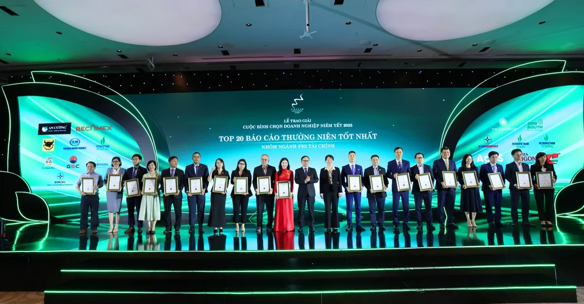 Ông Nguyễn Sơn, Chủ tịch Hội đồng thành viên Tổng Công ty Lưu ký và Bù trừ Chứng khoán Việt Nam và bà Nguyễn Thị Việt Hà, Quyền Chủ tịch Công ty, Sở Giao dịch Chứng khoán TP.HCM trao TOP 20 báo cáo thường niên tốt nhất Nhóm ngành phi tài chính.