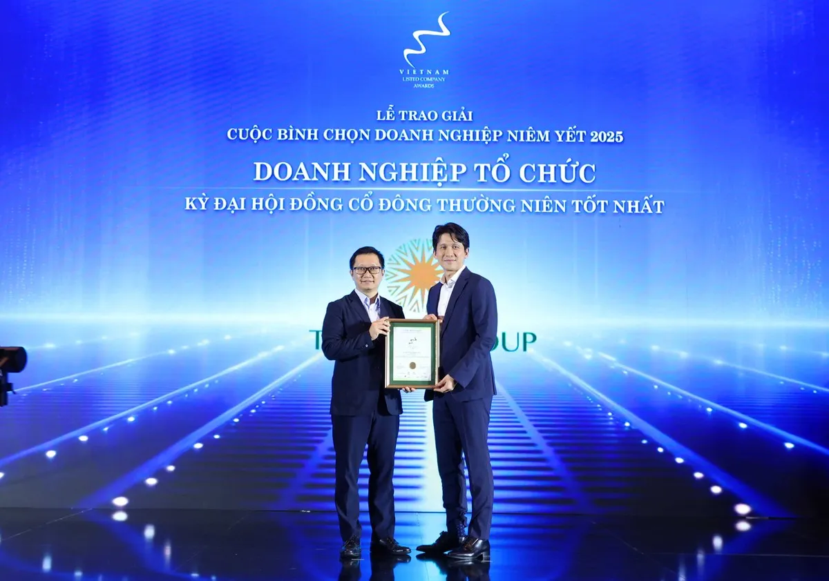 Ông Lê Anh Tuấn (Phải),Tổng giám đốc CTCP Quản lý quỹ Đầu tư Dragon Capital Việt Nam trao giải “Doanh nghiệp tổ chức Đại hội đồng cổ đông thường niên tốt nhất” cho công ty Cổ phần Tập đoàn PAN.