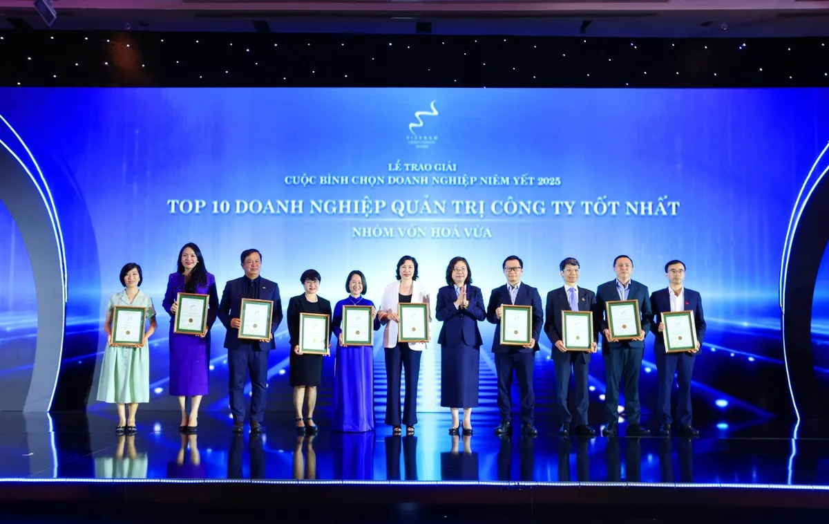 Bà Vũ Thị Chân Phương, Chủ tịch Ủy ban Chứng khoán Nhà nước trao TOP 10 các doanh nghiệp quản trị công ty tốt nhất thuộc Nhóm vốn hóa vừa.