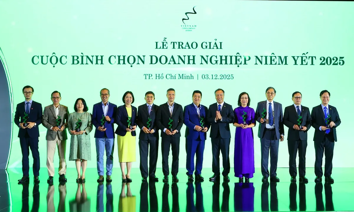 Ông Lê Trọng Minh, Phó tổng biên tập Báo Tài chính- Đầu tư, Đồng Trưởng Ban Tổ chức Cuộc bình chọn trao Kỷ niệm chương cho các thành viên Hội đồng bình chọn.