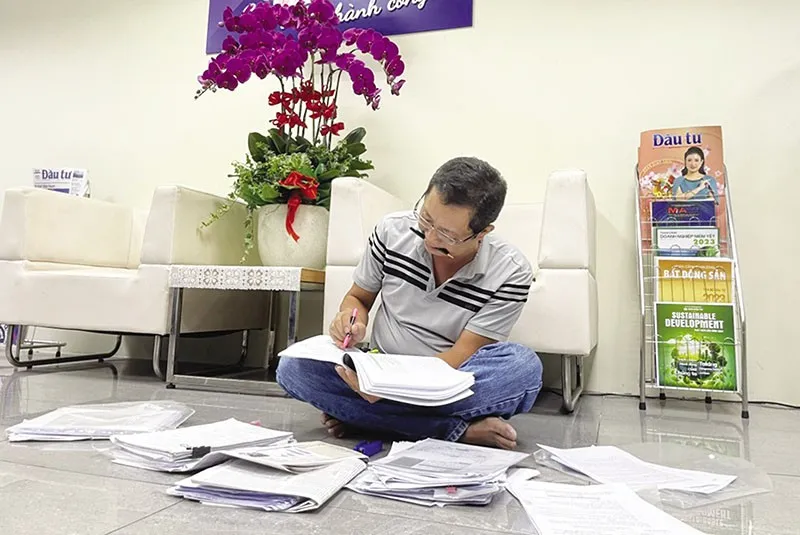 Tác giả nghiên cứu hồ sơ