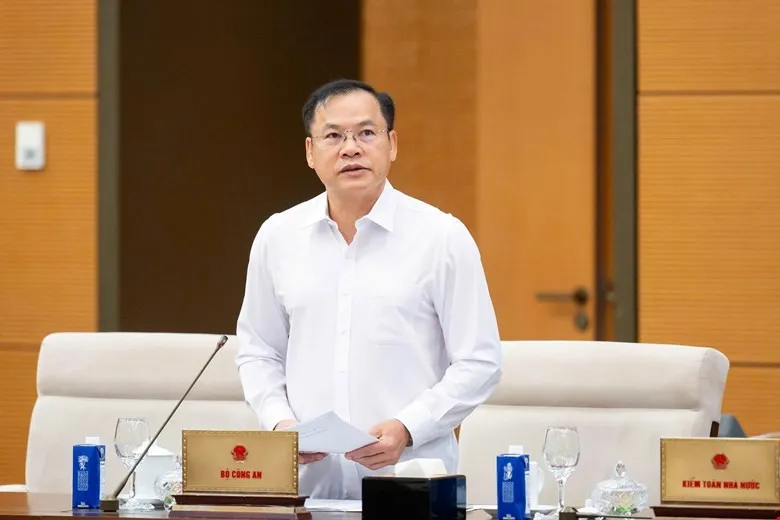 Thứ trưởng Bộ Công an Nguyễn Văn Long phát biểu tại phiên họp. 