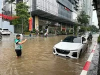 Giám định viên của DBV giám định xe bị ngập nước tại khu vực Hà Nội