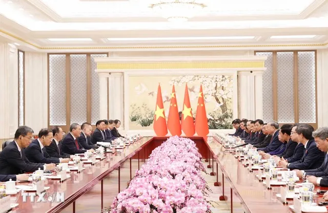Tổng Bí thư, Chủ tịch nước Tô Lâm và Thủ tướng Quốc vụ viện Lý Cường cùng điểm lại những thành quả nổi bật trong hợp tác song phương thời gian qua - Ảnh: TTXVN
