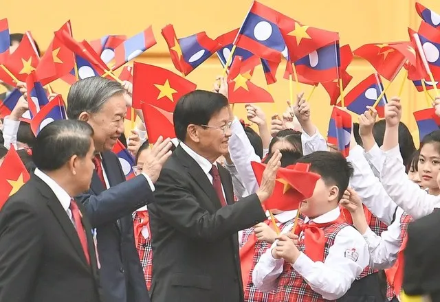 Tổng Bí thư Tô Lâm và Tổng Bí thư, Chủ tịch nước Lào Thongloun Sisoulith tại lễ đón - Ảnh: VGP/Nhật Bắc