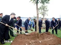 Tổng Bí thư Tô Lâm và các đại biểu tham gia trồng cây tại Lễ phát động “Tết trồng cây đời đời nhớ ơn Bác Hồ” Xuân Bính Ngọ 2026. (Ảnh: Thống Nhất/TTXVN)