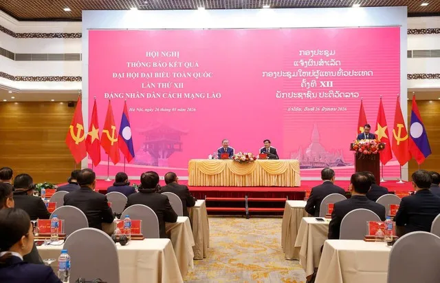 Tổng Bí thư Tô Lâm cùng Tổng Bí thư, Chủ tịch nước Lào Thongloun Sisoulith đồng chủ trì Hội nghị thông báo kết quả Đại hội lần thứ XII của Đảng Nhân dân cách mạng (NDCM) Lào. Ảnh: Đức Thanh