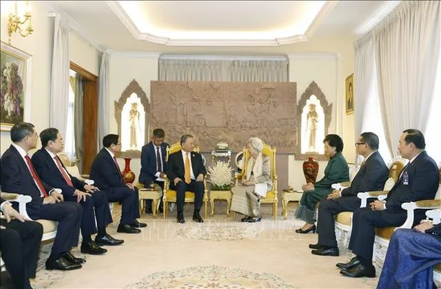 Tổng Bí thư Tô Lâm thăm hỏi, nói chuyện thân mật với Hoàng thái hậu Norodom Monineath Sihanouk. Ảnh: Thống Nhất/TTXVN
