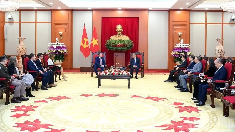 Quang cảnh buổi tiếp Đại sứ Marc Knapper tại Trụ sở Trung ương Đảng. (Ảnh: ĐĂNG KHOA).