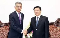 Phó Thủ tướng Vương Đình Huệ tiếp ông Nirukt Sapru, Tổng Giám đốc Ngân hàng Standard Chartered Việt Nam kiêm Tổng Giám đốc phụ trách Nhóm năm nước ASEAN và Nam Á (Ảnh: VGP)