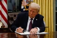 Tổng thống Mỹ Donald Trump ký sắc lệnh tại Nhà Trắng. Ảnh tư liệu: Getty Images/TTXVN