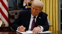 Tổng thống Mỹ Donald Trump ký sắc lệnh tại Nhà Trắng, Washington, DC. Ảnh: Getty Images/TTXVN