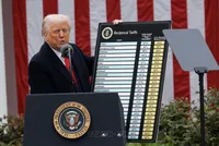 Tổng thống Mỹ Donald Trump công bố các mức thuế đối ứng mới tại Nhà Trắng, ngày 2/4/2025. Ảnh: Reuters/TTXVN