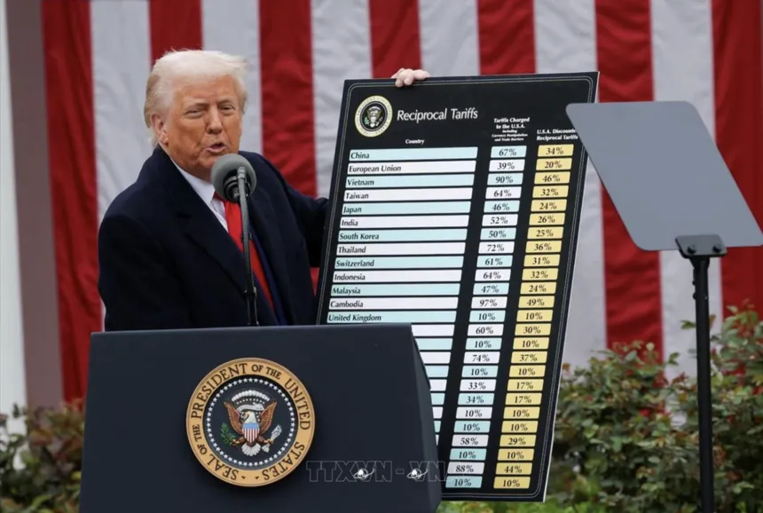 Tổng thống Mỹ Donald Trump công bố các mức thuế đối ứng mới tại Nhà Trắng, ngày 2/4/2025. Ảnh: Reuters/TTXVN