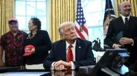 Tổng thống Mỹ Donald Trump và Bộ trưởng Thương mại Howard Lutnick (phải) tại buổi ký tuyên bố mở rộng quyền đánh bắt tại các đảo Thái Bình Dương, diễn ra ở Phòng Bầu dục của Nhà Trắng vào ngày 17/4/2025. Ảnh: AFP