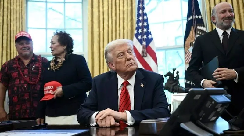 Tổng thống Mỹ Donald Trump và Bộ trưởng Thương mại Howard Lutnick (phải) tại buổi ký tuyên bố mở rộng quyền đánh bắt tại các đảo Thái Bình Dương, diễn ra ở Phòng Bầu dục của Nhà Trắng vào ngày 17/4/2025. Ảnh: AFP