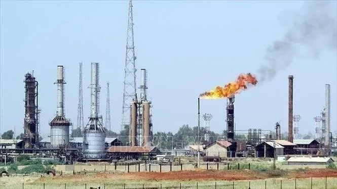 Một nhà máy lọc dầu tại Iran. Ảnh tư liệu: IRNA/TTXVN