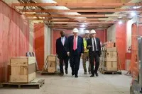 Tổng thống Mỹ Donald Trump đi cùng Chủ tịch Cục Dự trữ Liên bang (Fed) Jerome Powell (bìa phải) khi ông đến thăm trụ sở Fed tại Washington, DC, vào ngày 24/7/2025. Ảnh: AFP