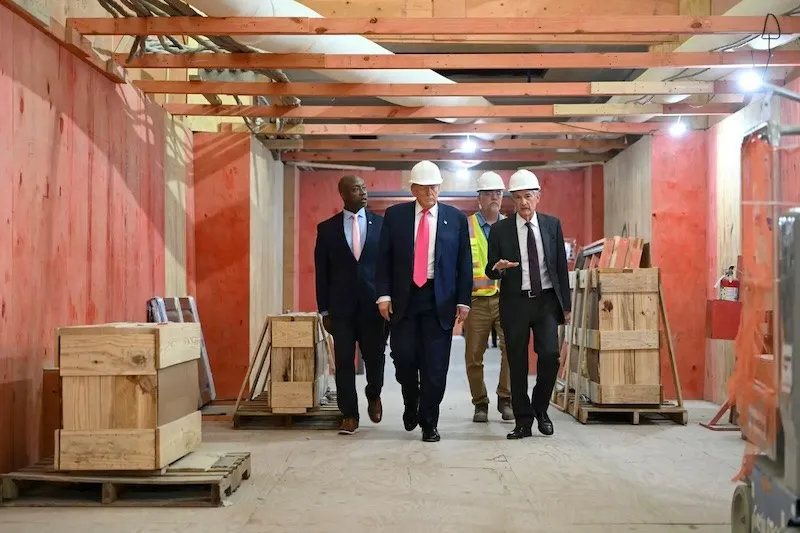 Tổng thống Mỹ Donald Trump đi cùng Chủ tịch Cục Dự trữ Liên bang (Fed) Jerome Powell (bìa phải) khi ông đến thăm trụ sở Fed tại Washington, DC, vào ngày 24/7/2025. Ảnh: AFP 