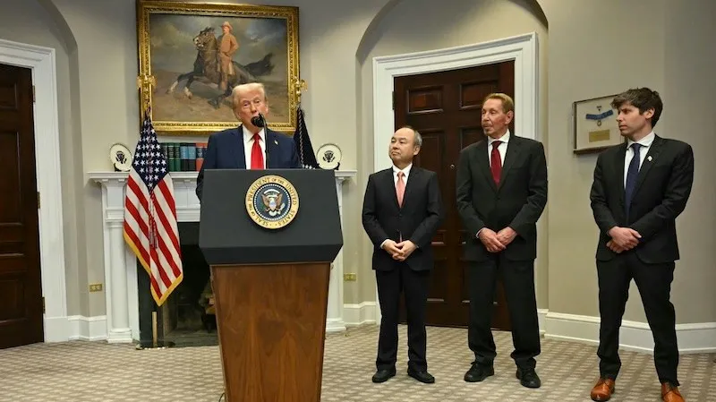 Tổng thống Mỹ Donald Trump phát biểu về hạ tầng trí tuệ nhân tạo (AI) vào ngày 21/1 tại Phòng họp Roosevelt, Nhà Trắng, dưới sự chứng kiến của đại diện Softbank, Oracle và OpenAI. Ảnh: AFP 