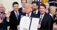 Tổng thống Trump ký ban hành luật về stablecoin, khép lại chuỗi chiến thắng của 'Tuần lễ tiền điện tử'