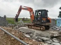 Cưỡng chế tháo dỡ công trình xây dựng trái phép trên đất nông nghiệp tại xã Phú Xuân. Ảnh Ngân Huyền.
