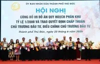 Chủ tịch UBND TP.HCM Nguyễn Văn Được trao quyết định chấp thuận chủ trương đầu tư cho 21 dự án phát triển nhà ở tại TP.Thủ Đức tại hội nghị